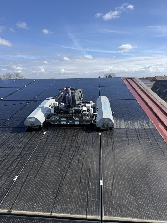 Nettoyage de panneaux photovoltaïques à Mulhouse, Colmar et Strasbourg : pourquoi l’entretien est devenu indispensable en 2026 ?