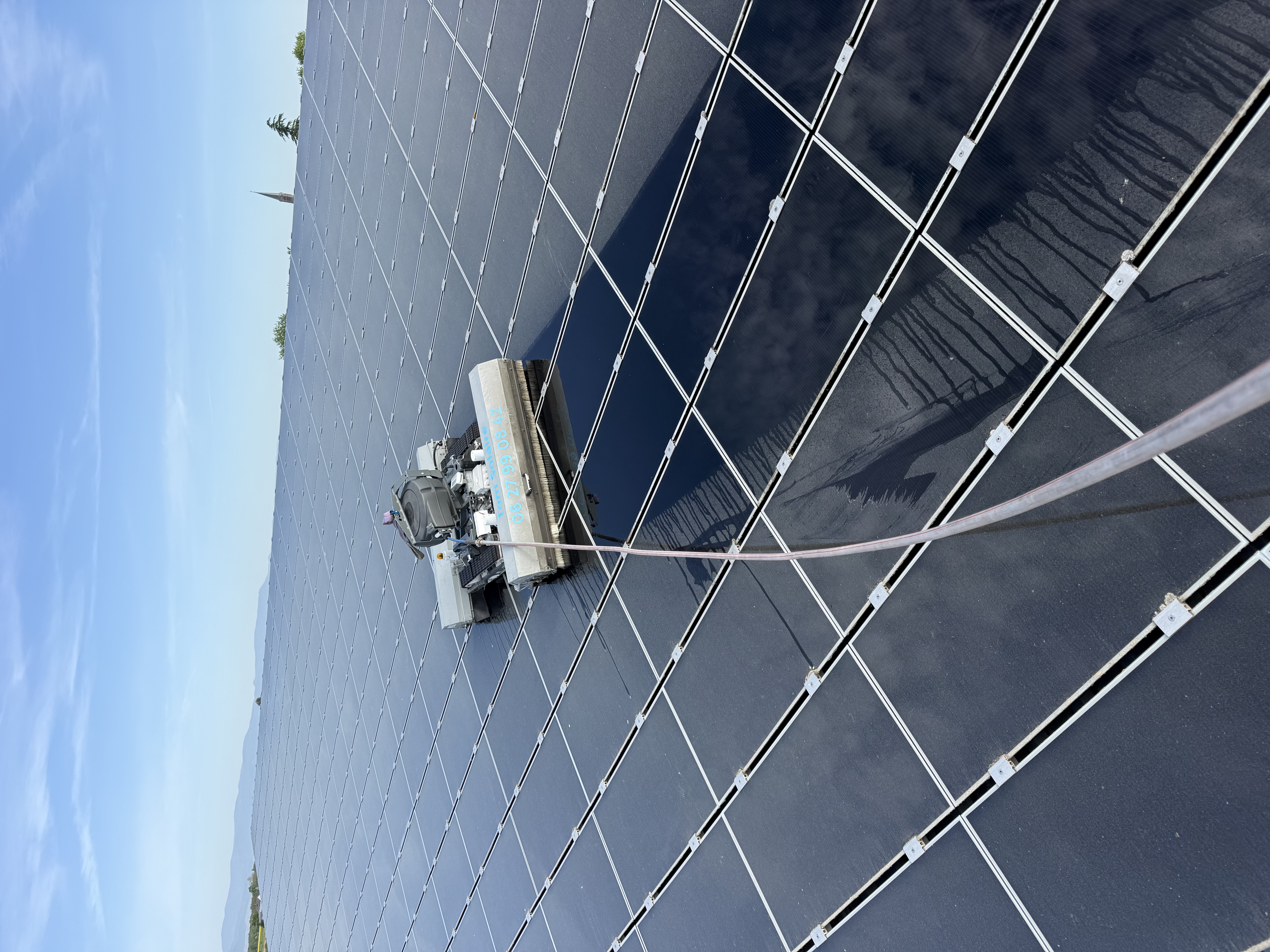 Nettoyage solaire professionnel vs pluie : qui est vraiment efficace à Mulhouse, Metz et Colmar ?