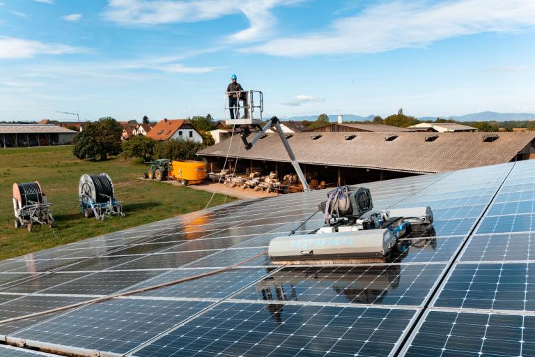 Nettoyer ses panneaux photovoltaïques avant l’hiver à Strasbourg, Colmar et Metz : est-ce vraiment rentable ?